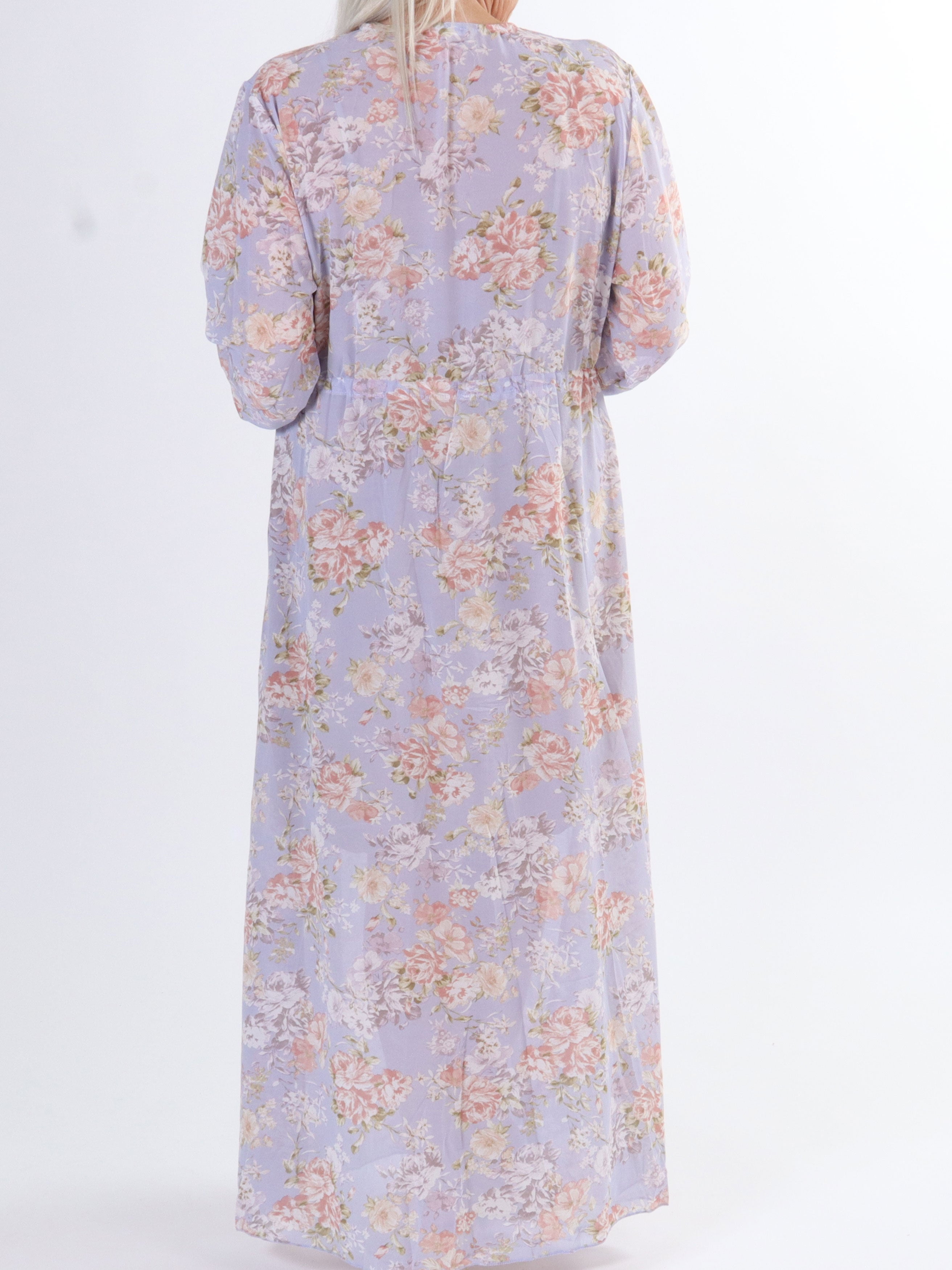 Stine - Söt lång kimono i plus size med blommigt mönster